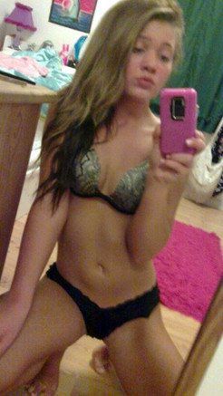 Young pussy and nude tits selfies