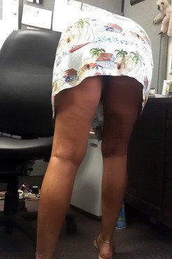 Slutwife at work no panties sending mms...