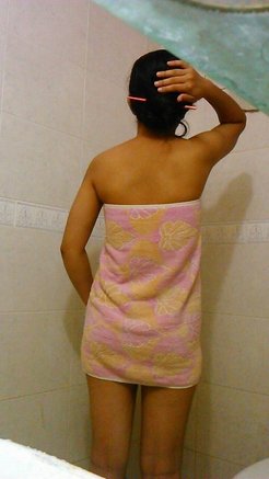 Slutty desi girl takes nude selfies in the...