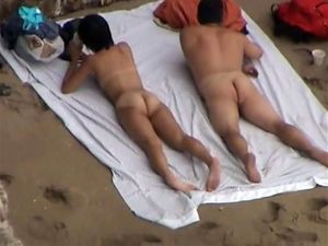 Voyeur video from the beach, couple cought...