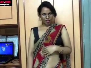 Indian aunty teaching sex exposing her tits