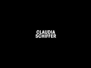 Claudia Schiffer zeigt Nippel in einem...