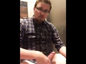 He jerks in public toilett