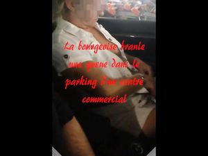 La bourgeoise s'occupe d'une queue sur un...