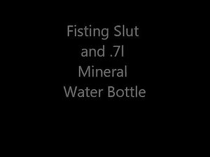 Fisting Schlampe und Wasserflasche