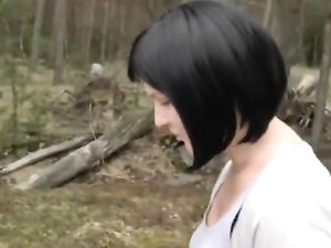 Arrogante Zicke blaest Schwanz im Wald!...