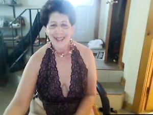 Old butt slut enjoys singing on cam -...