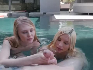 Two teen girls suck in the pool